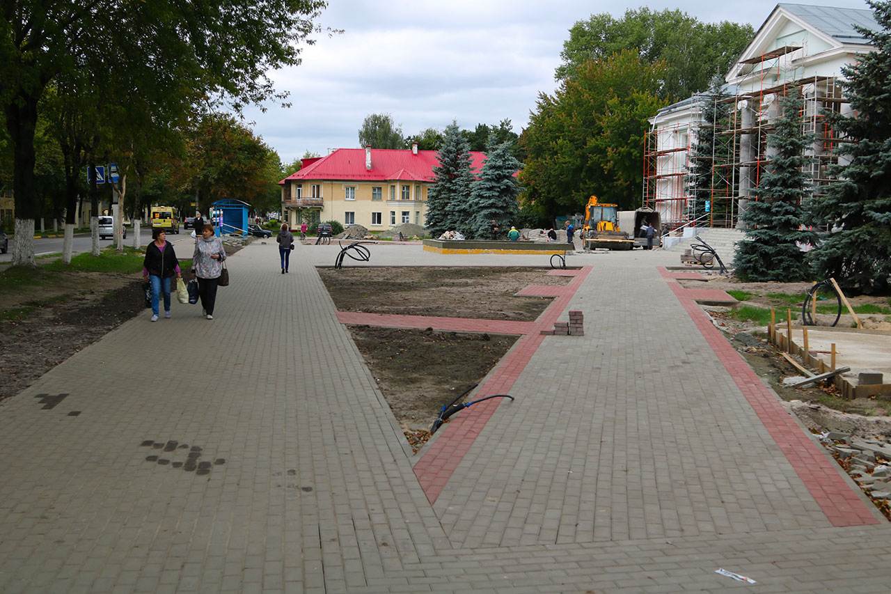 Продолжаются работы в сквере у ДК Горького | 01.08.2019 | Брянск -  БезФормата