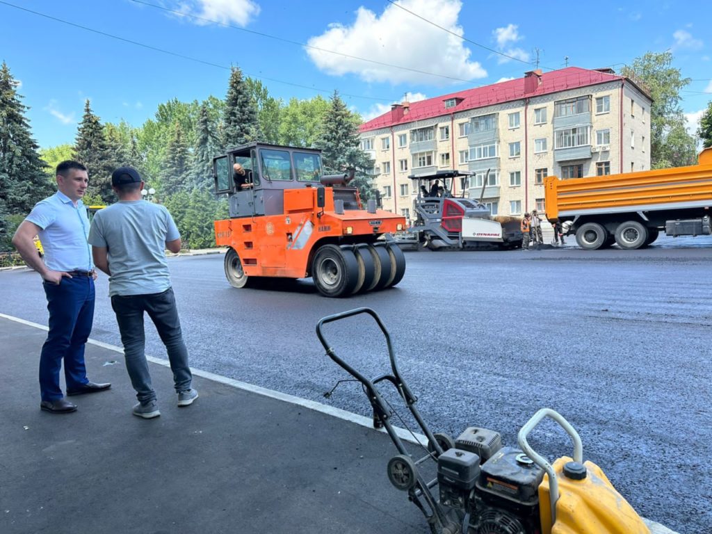 Александр Гаврилов контролирует ремонт дороги на улице Красных Партизан —  Брянская городская администрация