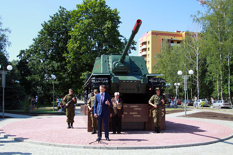 Фото брянск фокинский. Вечный огонь Брянск Фокинский район. Памятники Фокинского района Брянска. Достопримечательности Фокинского района Брянск. Танк памятник Фокинский район Брянск.