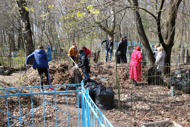 Картинка субботник на кладбище