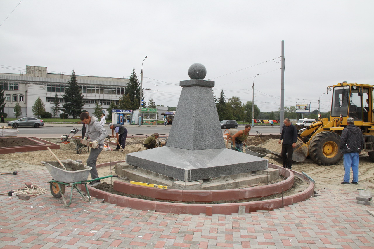 Установка брянск. Семеновский сквер Брянск. Памятник Могилевцевым Брянск. Обелиск Могилевцевым Брянск. Памятный знак Набережные Брянск.