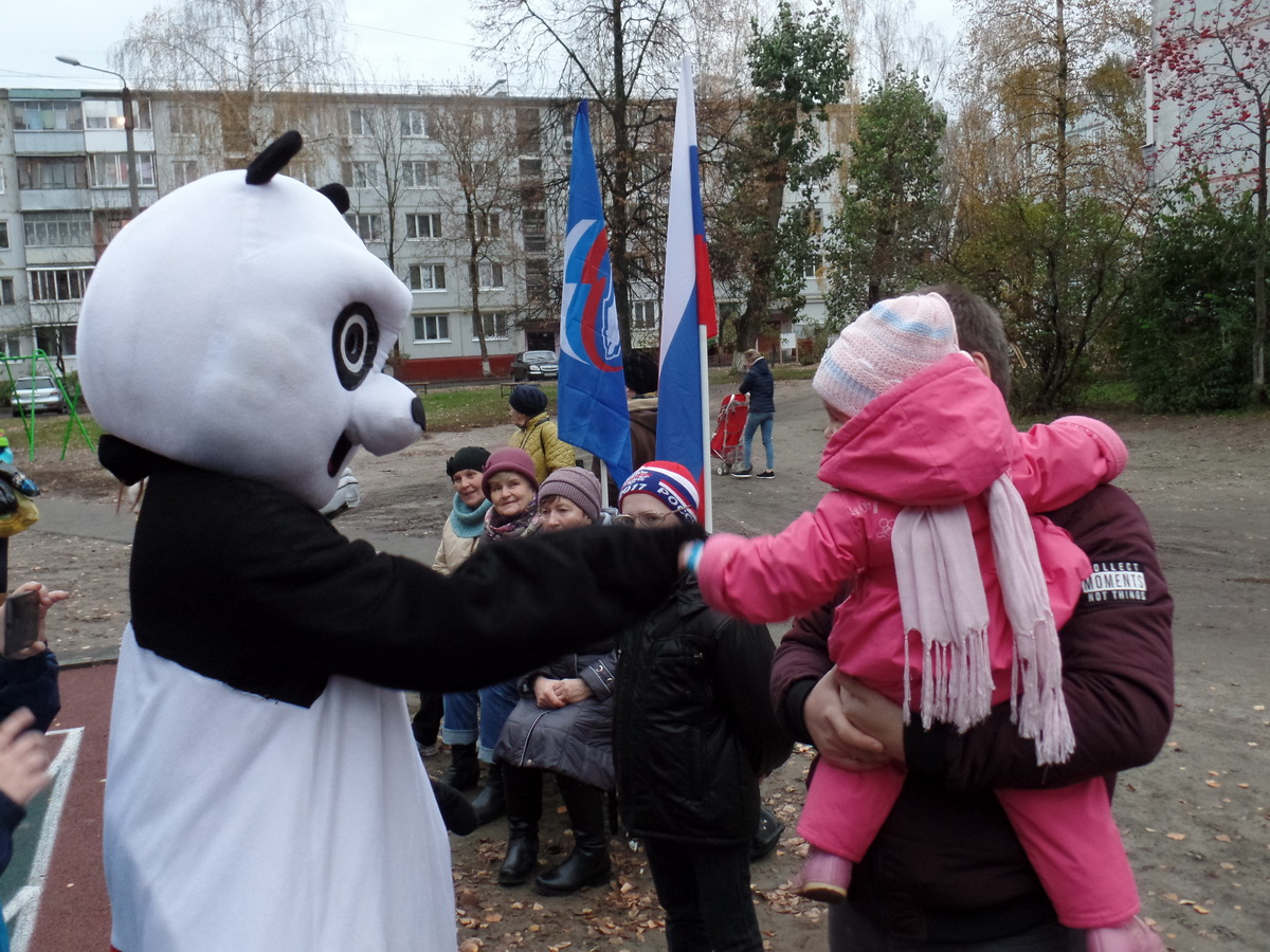 Фимиам брянск бежица. Бежицкая администрация города Брянска Бежицкого района. Акроспорт Брянск. Чебурашка Брянск Бежица. Досуг в Бежице.