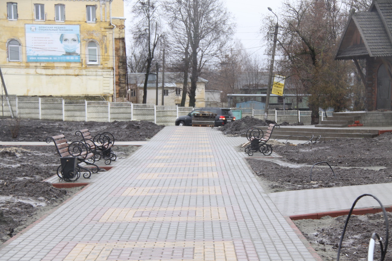 Брянск сегодня. Сквер на набережной Брянск. Улица Дружба Брянск. Брянск цветочные часы набережная Брянск. Часы на набережной Брянск.