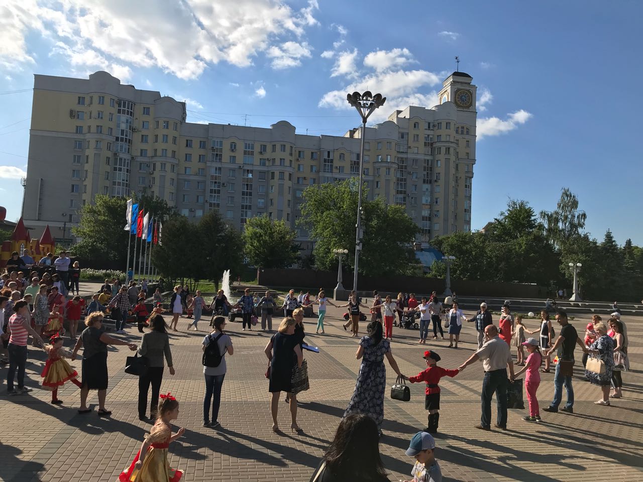 Брянск вчера. Брянск площадь Партизан Еврейской праздник. Брянск + 1 сегодня. Площадь Партизан сейчас. Родители с детьми гуляют по площади Партизан Брянск.