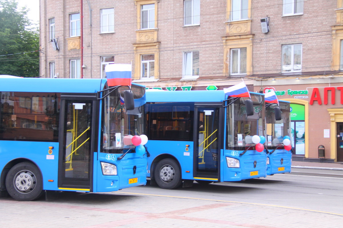 Транспорт брянск. Брянские автобусы синие. Новые синие автобусы. Городские автобусы Брянска. Автобус оранжевый синий.