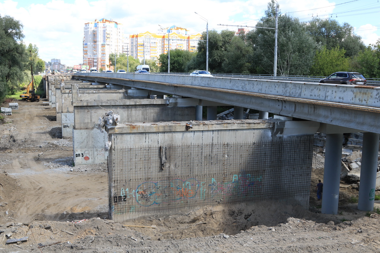 Временной мост. Город Брянск Первомайский мост. Возведение временного моста. Плиты под мостом. Свая под временный мост.