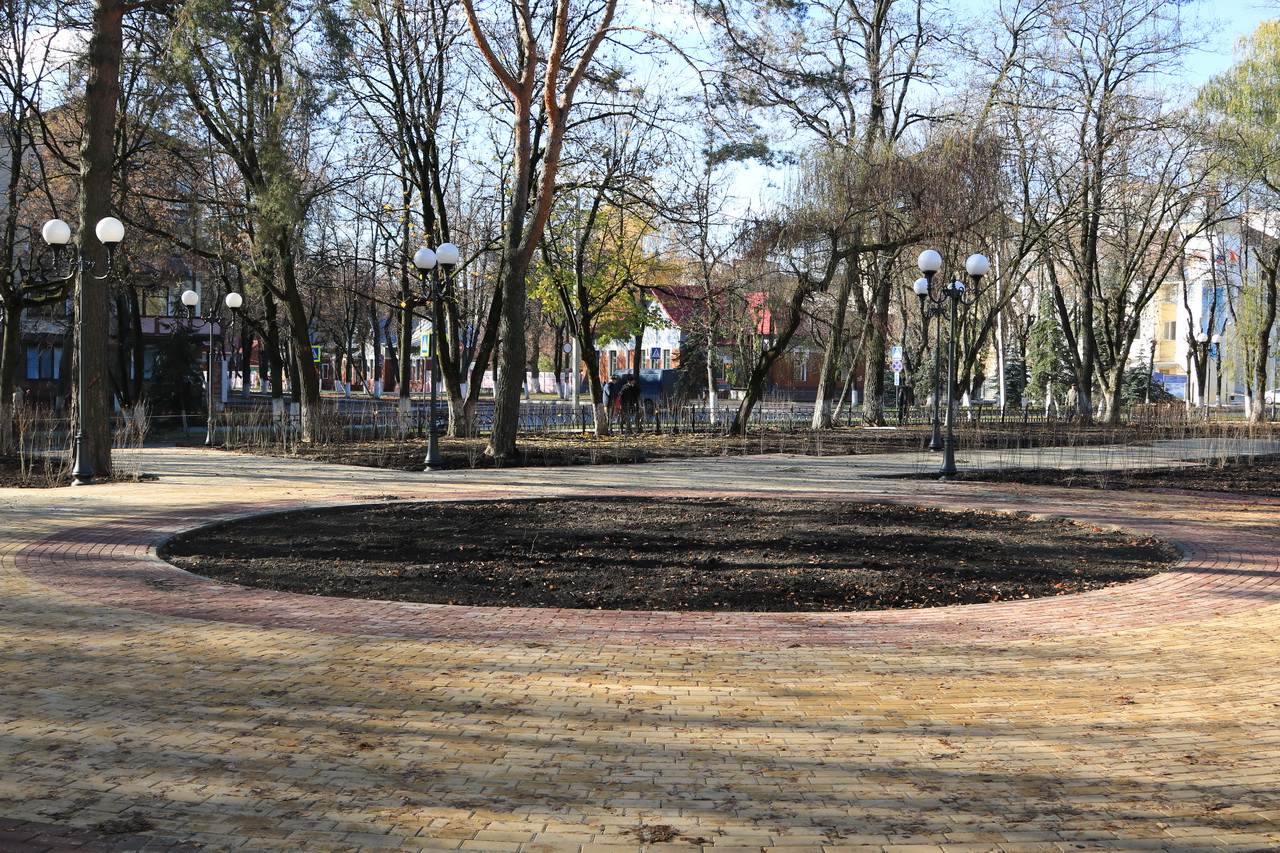 Сдача брянска. Сквер Морозова Брянск. Сквера Морозова в Бежицком районе Брянска. Танк сквер Морозова. Танк в сквере Морозова в Брянске.