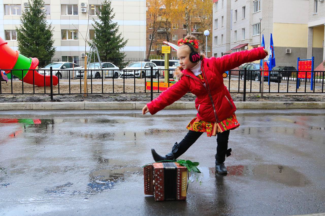 Пришел во двор. Брянск высотки.