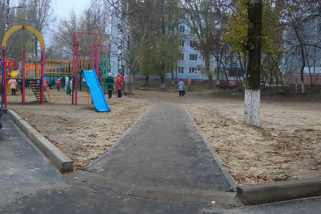 Два двора. Переулок Новозыбковский Брянск. Дворы Брянска. Брянск дворовые территории. Красивые дворы в Брянске.