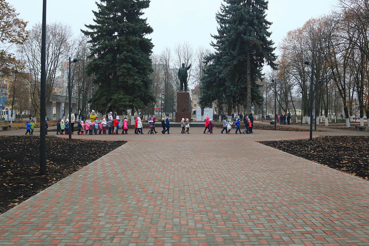 Володарском районе брянска. Сквер имени Ленина Брянск Володарский район. Сквер Ленина в Брянске Володарского района. Вечный огонь сквер Ленина Брянск Володарский район. Сквер имени Ленина в Брянске в Володарском районе.