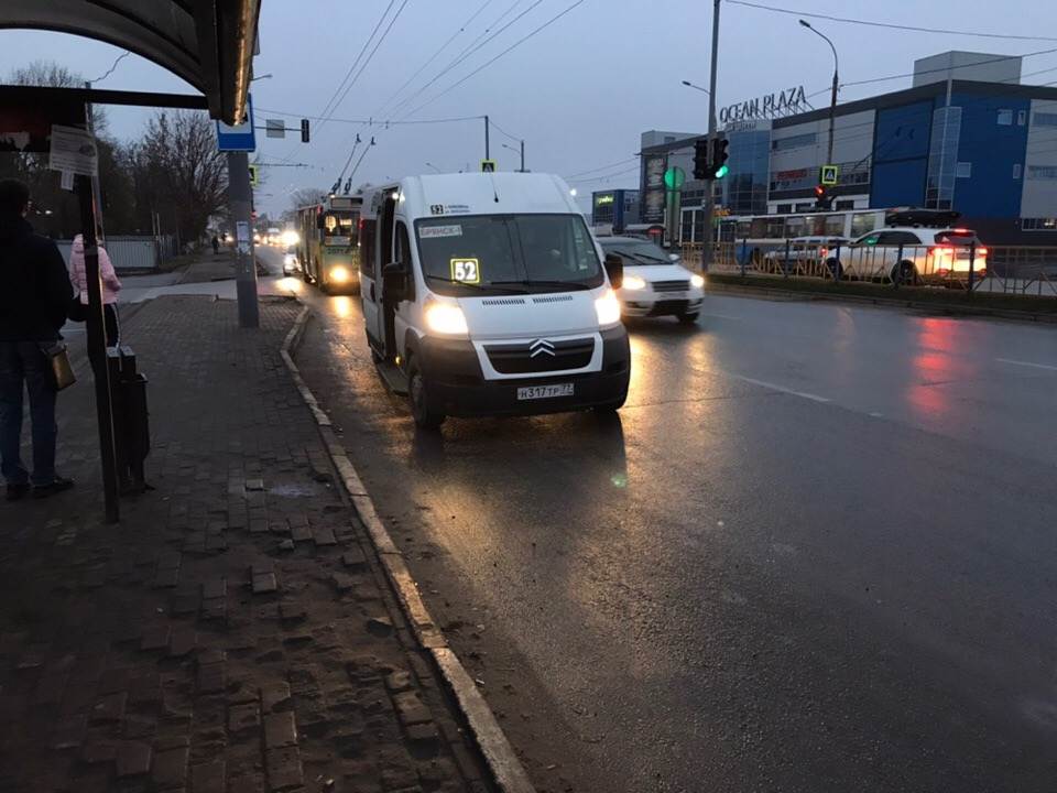 Автобусы брянск белые берега телецентр. Маршрутки Брянск. 52 Маршрутка Брянск. Водители 52 маршрутки. Телецентр Брянск маршрутки.