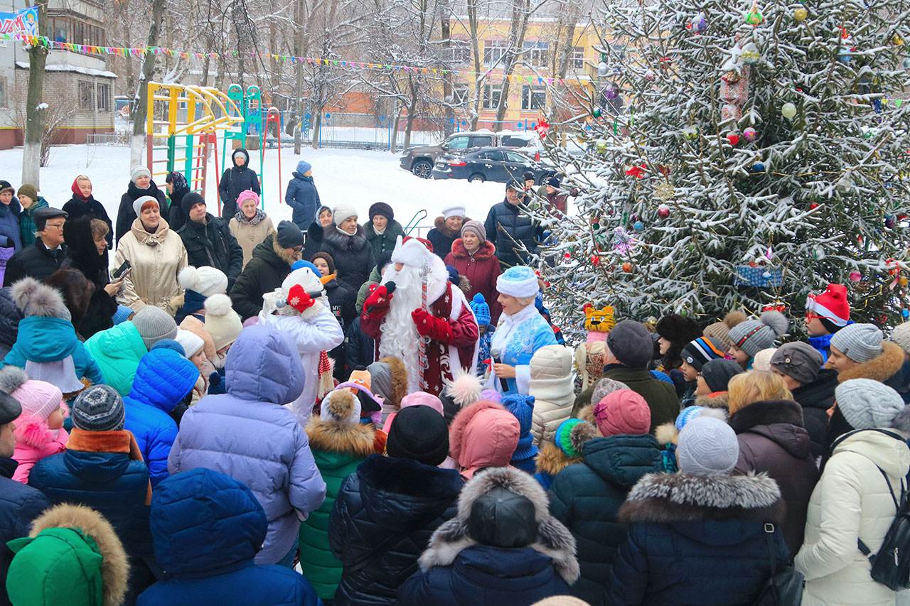 Ограничить мероприятия. Мероприятия новогодние Брянск. Новогодний праздник Брянск. Новогодние дворы Брянск. Новогодний праздник во дворе картинка.