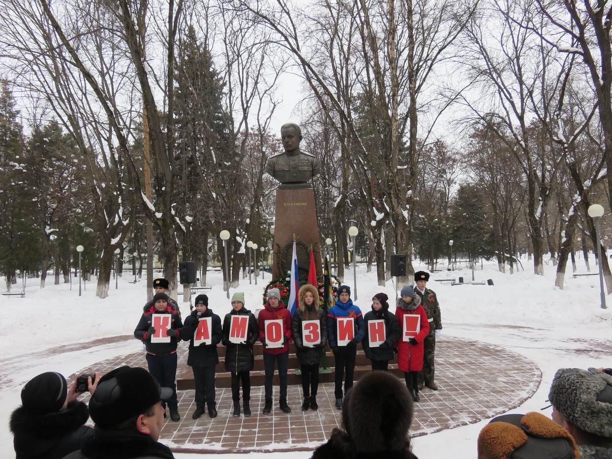 Брянск работа в праздники. Бюст Камозина в Брянске. Памятник воинам сталелитейщикам Брянск. Митинг в Бежицком районе 9 мая. Мемориал Морозова.