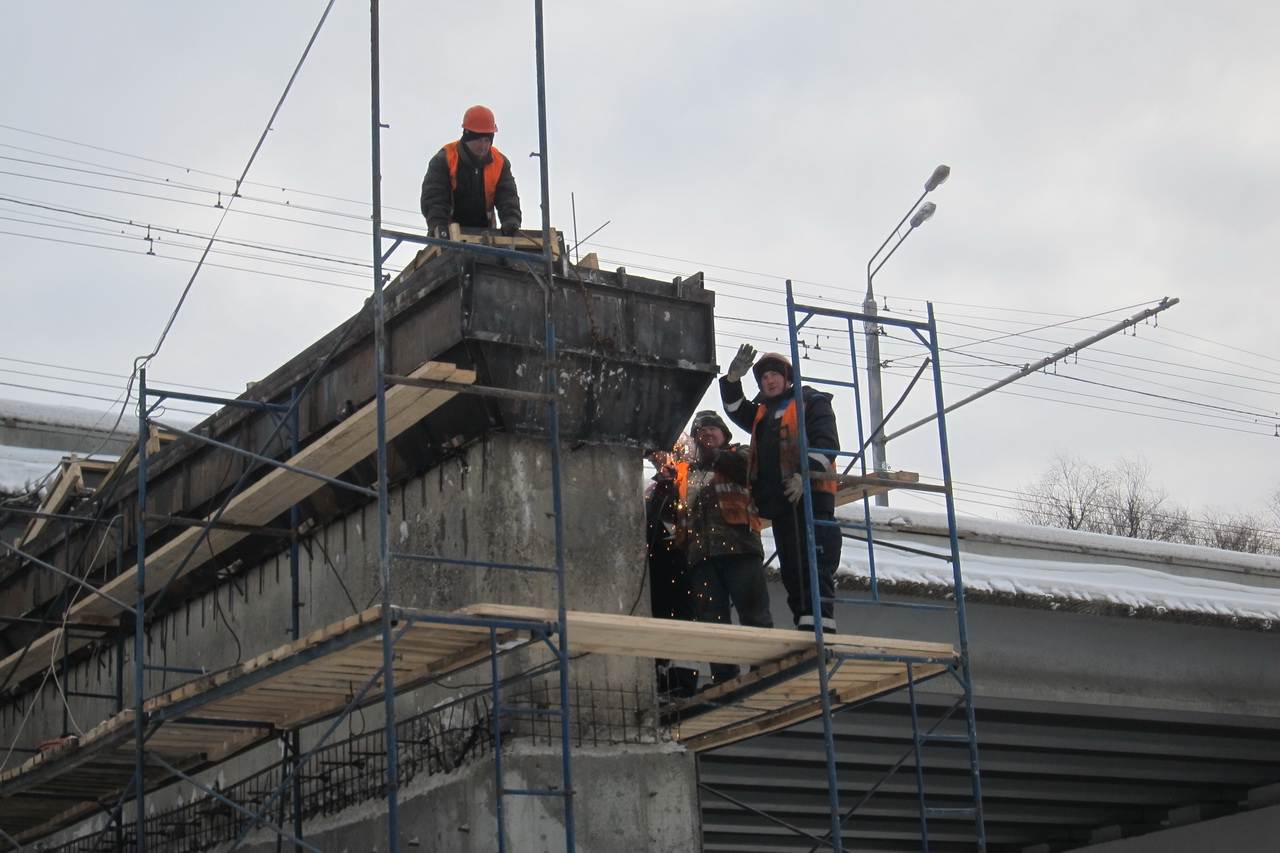 Монтаж балков. Монтажник монтирует балку вид. Строители в Брянске работают.