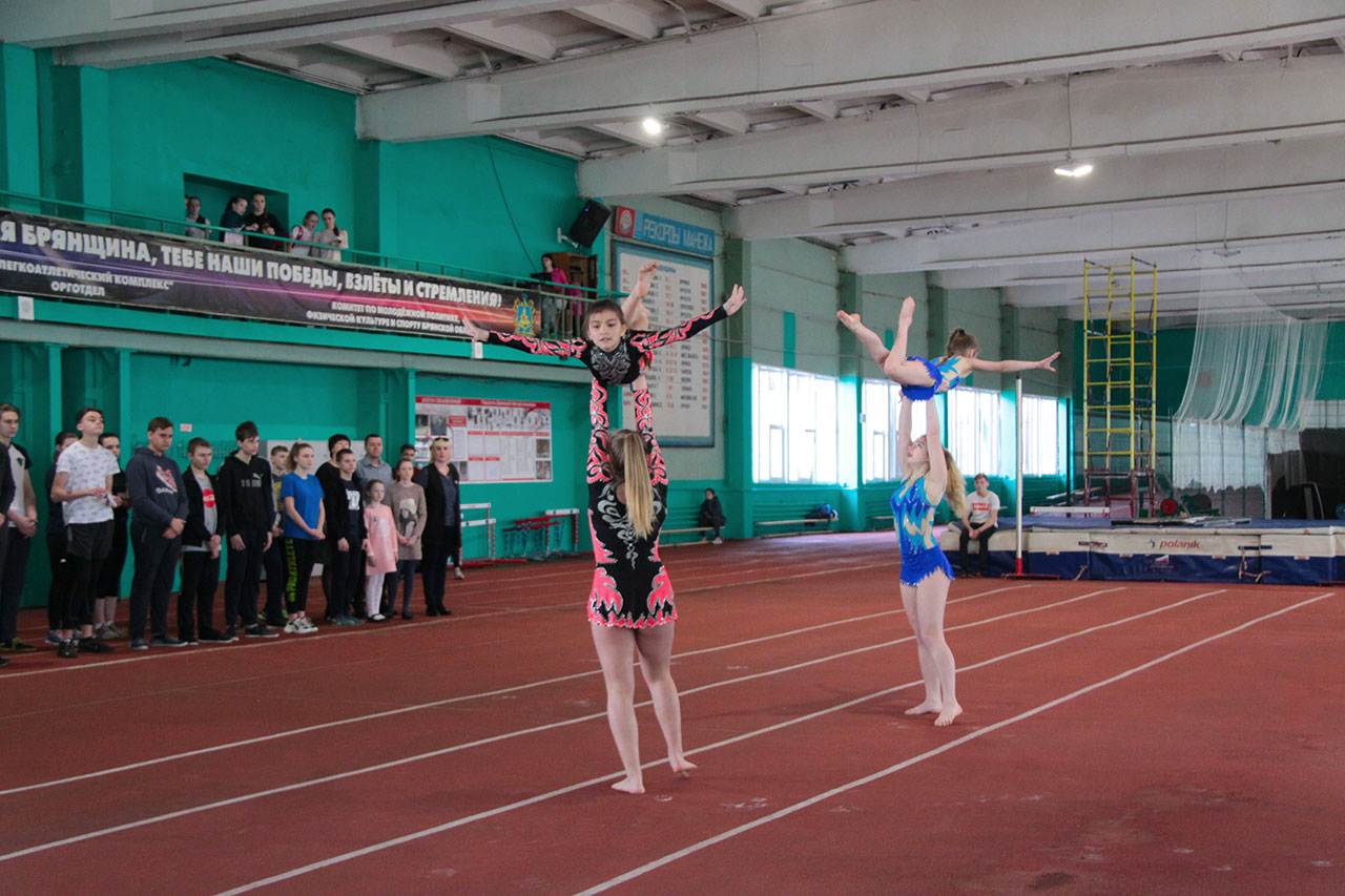 Легко брянск. Манеж Брянск Бежица. Спорт манеж в Брянске Бежица. Манеж Десна Брянск Бежица. Легкоатлетический манеж Брянск.