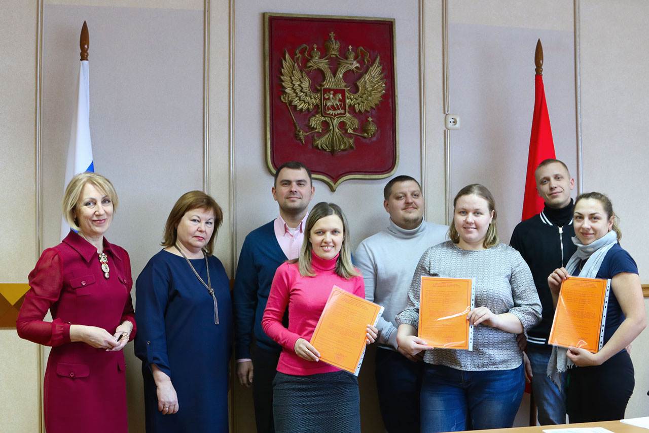 Семейный брянск. Пресс-служба Брянской городской администрации. Вручение квартир молодым семьям Брянская область. Квартиры молодым семьям Брянская область. Семейная на Брянской 3.