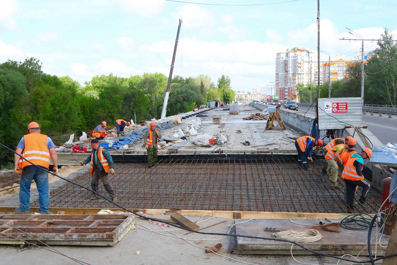 Первомайка ремонт. Омоноличивание балок пролетного строения моста. Первомайский мост Брянск. Стройка в Первомайском районе. Омоноличивание пролетных строений.