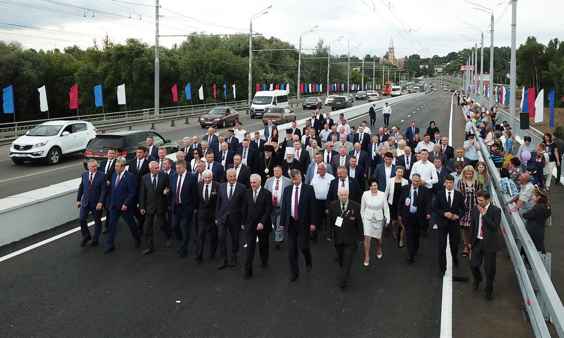 Движение открытие. Первомайский мост Брянск. Открытие Первомайского моста в Брянске. Майский мост в Брянске. Открытие новой дороги в Брянске.