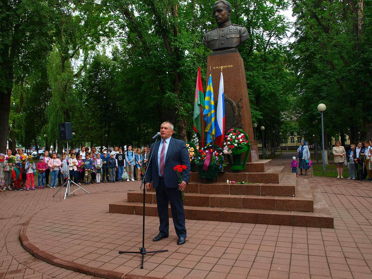 События в брянске. Памятник Камозину в Брянске. Камозин Павел Михайлович бюст. Бюст Камозина в Брянске. Мемориал Камозина Брянск Бежицкий район.