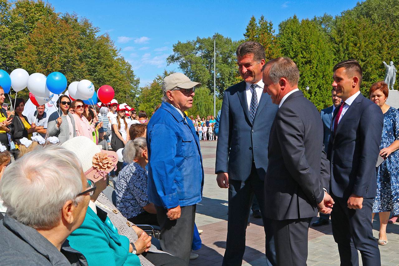 Глава поселка белые берега