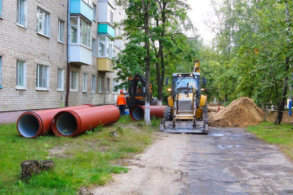 Коммунальное благоустройство. Ливнёвая канализация многоквартирного дома. Ливневая канализация в МКД. Ливневки в многоквартирном доме. Ливневая канализация в многоквартирном доме.