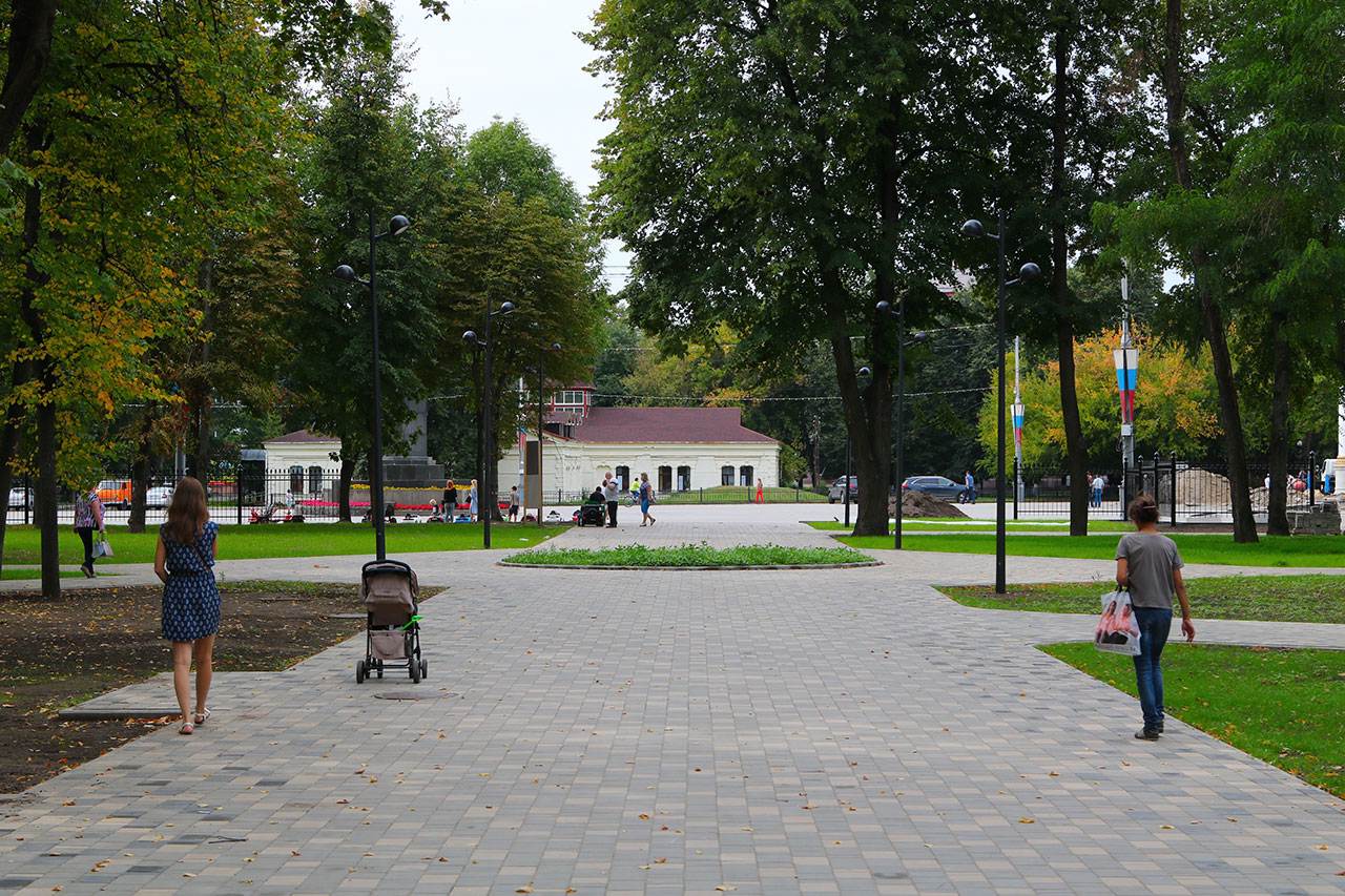 Майский парк брянск фото. Майский парк Брянск. Майский парк ночью Брянск. Парки Брянска фото. Парк Брянск фото.