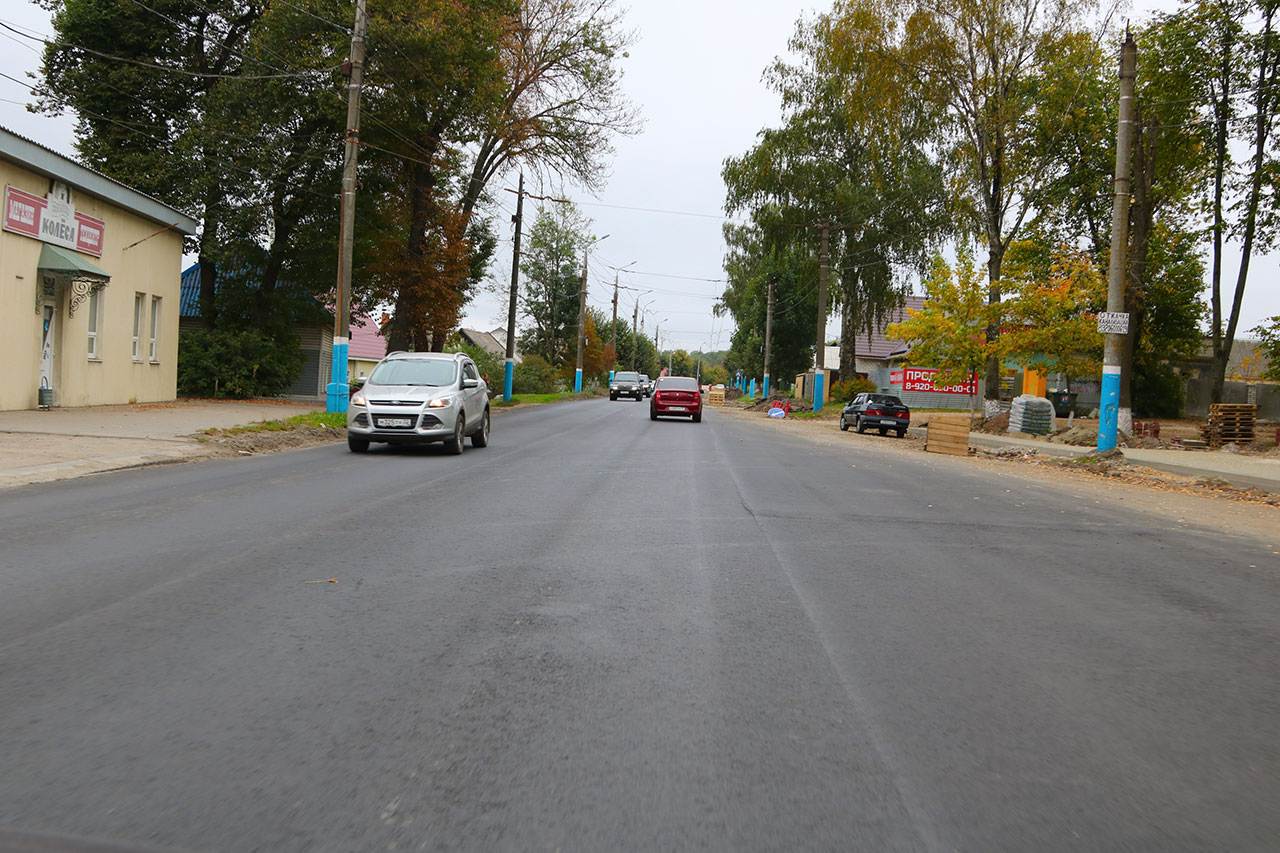 Брянская улица по городу идет