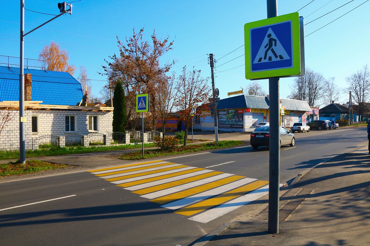 Брянская улица по городу идет