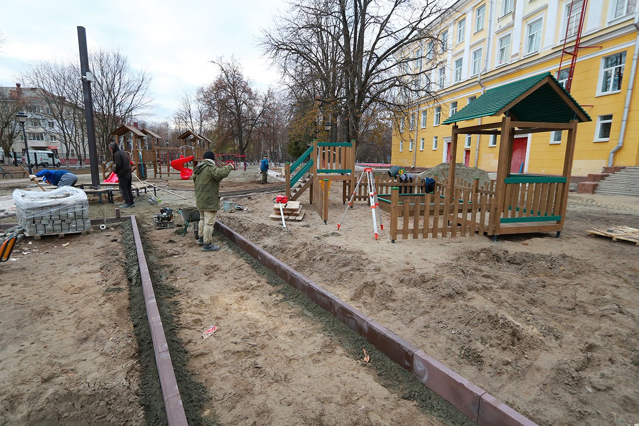 Построить на улице. Парк дворца железнодорожников Брянск-2 детская площадка. Строительство детского городка. Парк железнодорожников Брянск детская площадка. Парк ДК железнодорожников.