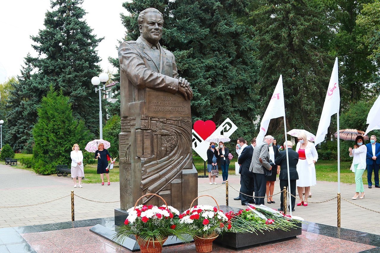 Жители города брянск. Памятник Паристому в Брянске. Сквер Паристого Брянск. Памятник Ивану Паристому в Брянске. Памятники Фокинского района Брянска.