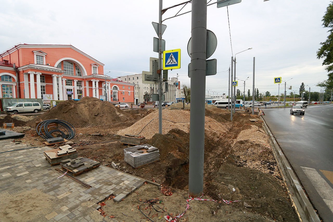 Работа брянск новое. Привокзальная площадь Брянск. Володарский район Брянск. Реконструкция сквера фото ремонтных работ. Ремонт Привокзальный район.