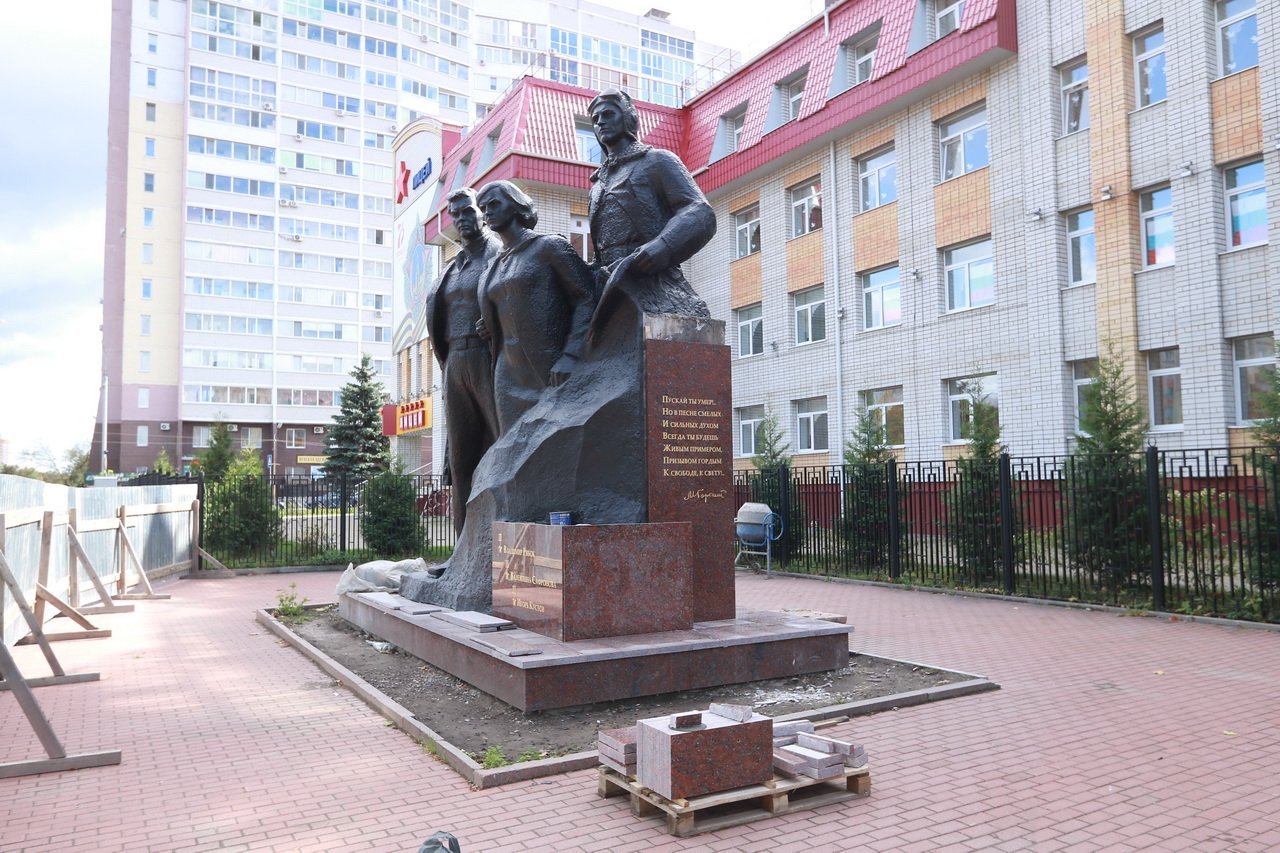 Памятники города брянска. Памятник трем героям Брянск. Город Брянск Фокинский район. Достопримечательности Фокинского района города Брянска. Монумент Брянск памятники.