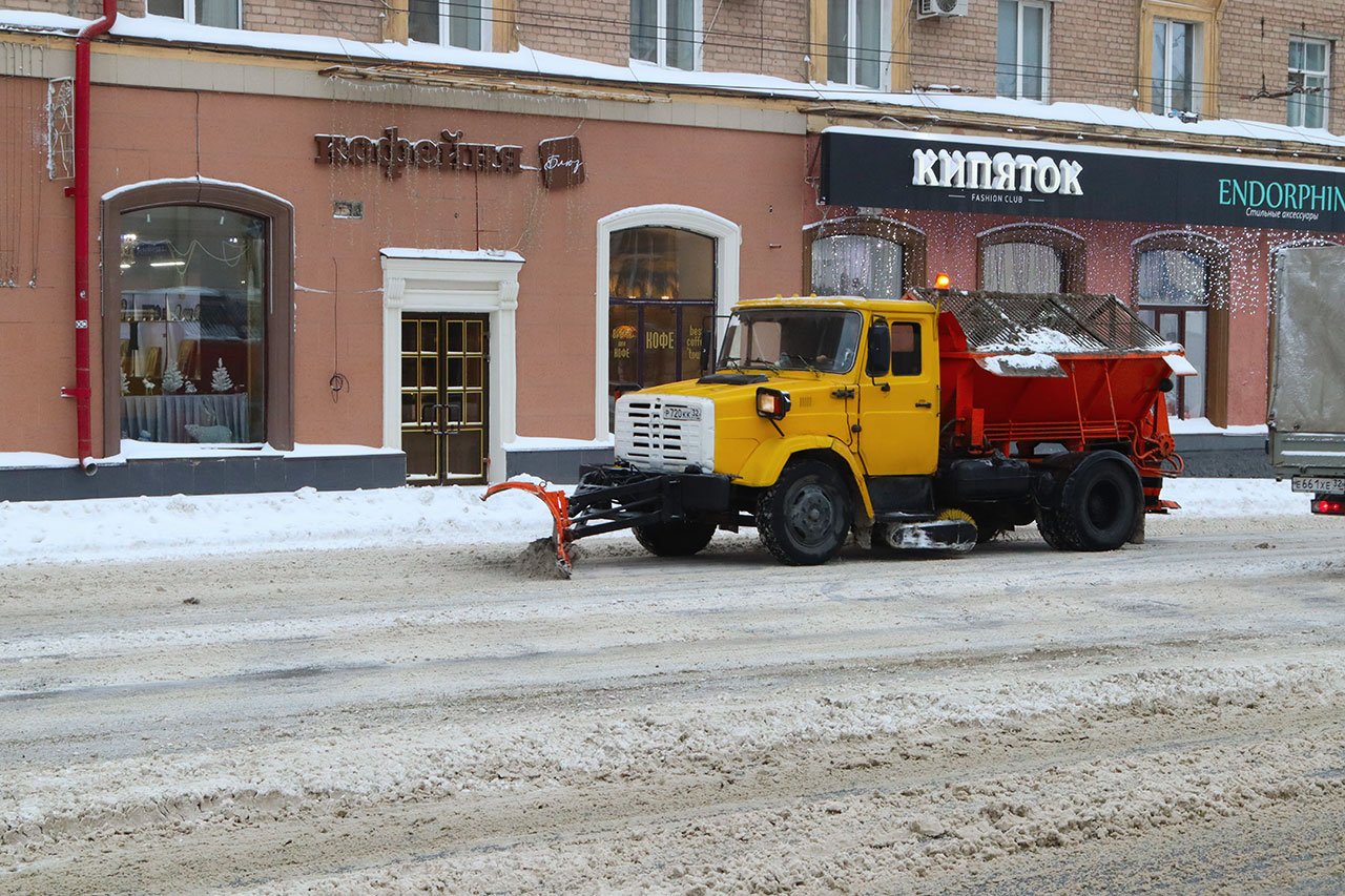 В Брянске ликвидируют последствия обрушившегося на город снегопада |  25.12.2020 | Брянск - БезФормата