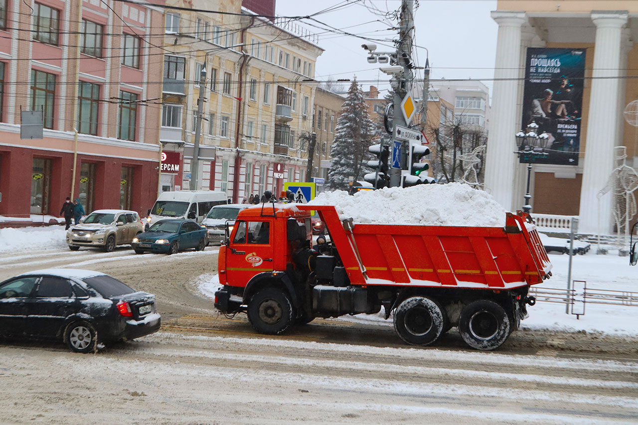 В Брянске ликвидируют последствия обрушившегося на город снегопада |  25.12.2020 | Брянск - БезФормата