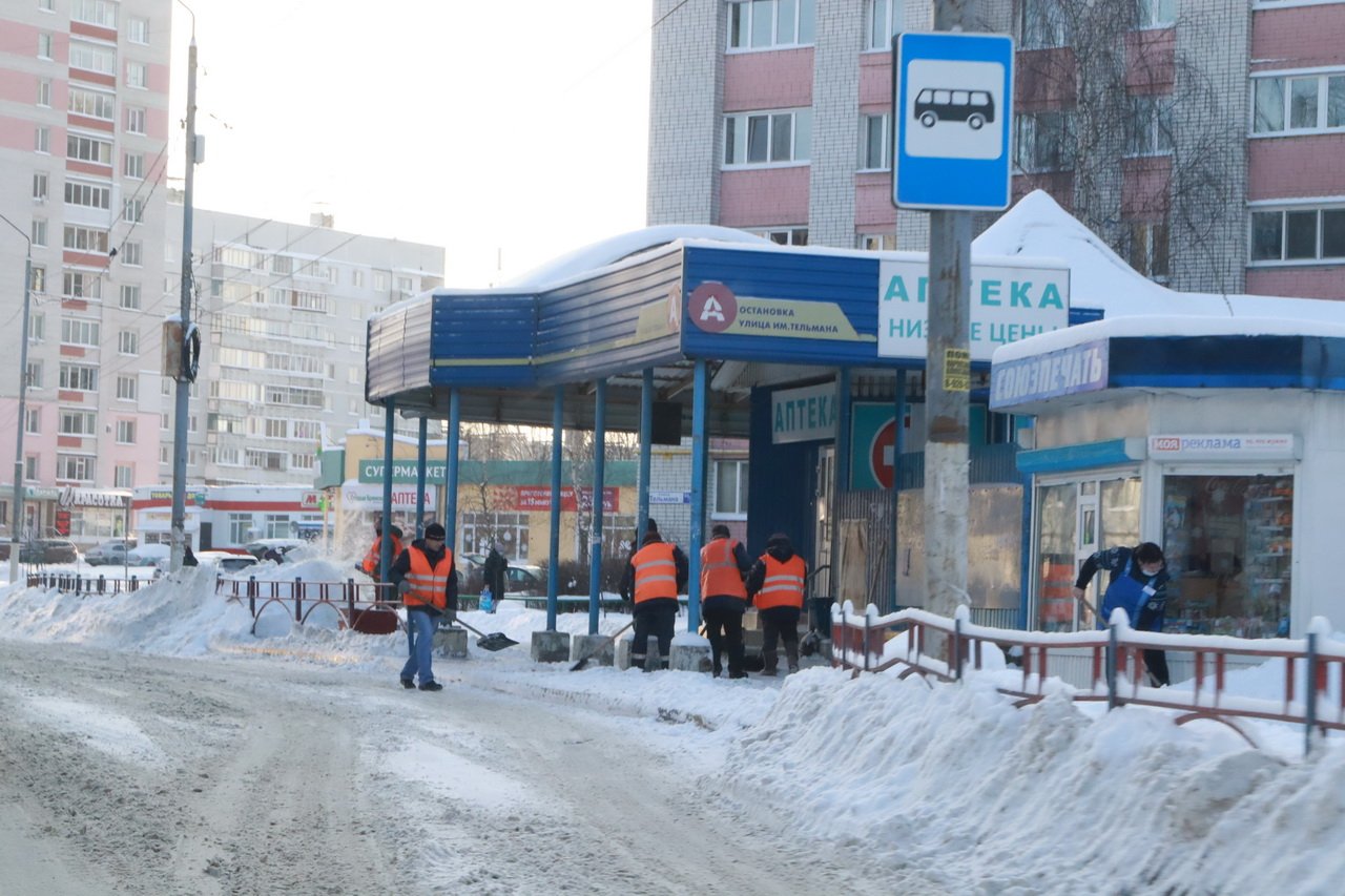 Брянская улица по городу идет