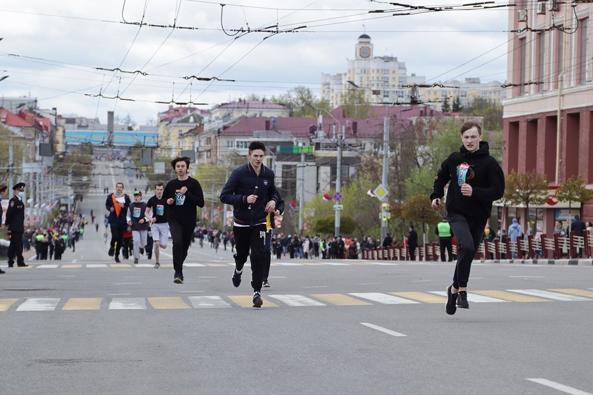 В Брянске прошла 76-я легкоатлетическая эстафета «Дорогами памяти» |  09.05.2021 | Брянск - БезФормата