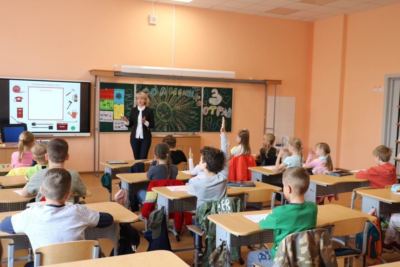 В брянске девочка в школе. Питание детей в школьных лагерях. Школьный лагерь 92 школа Тюмень.