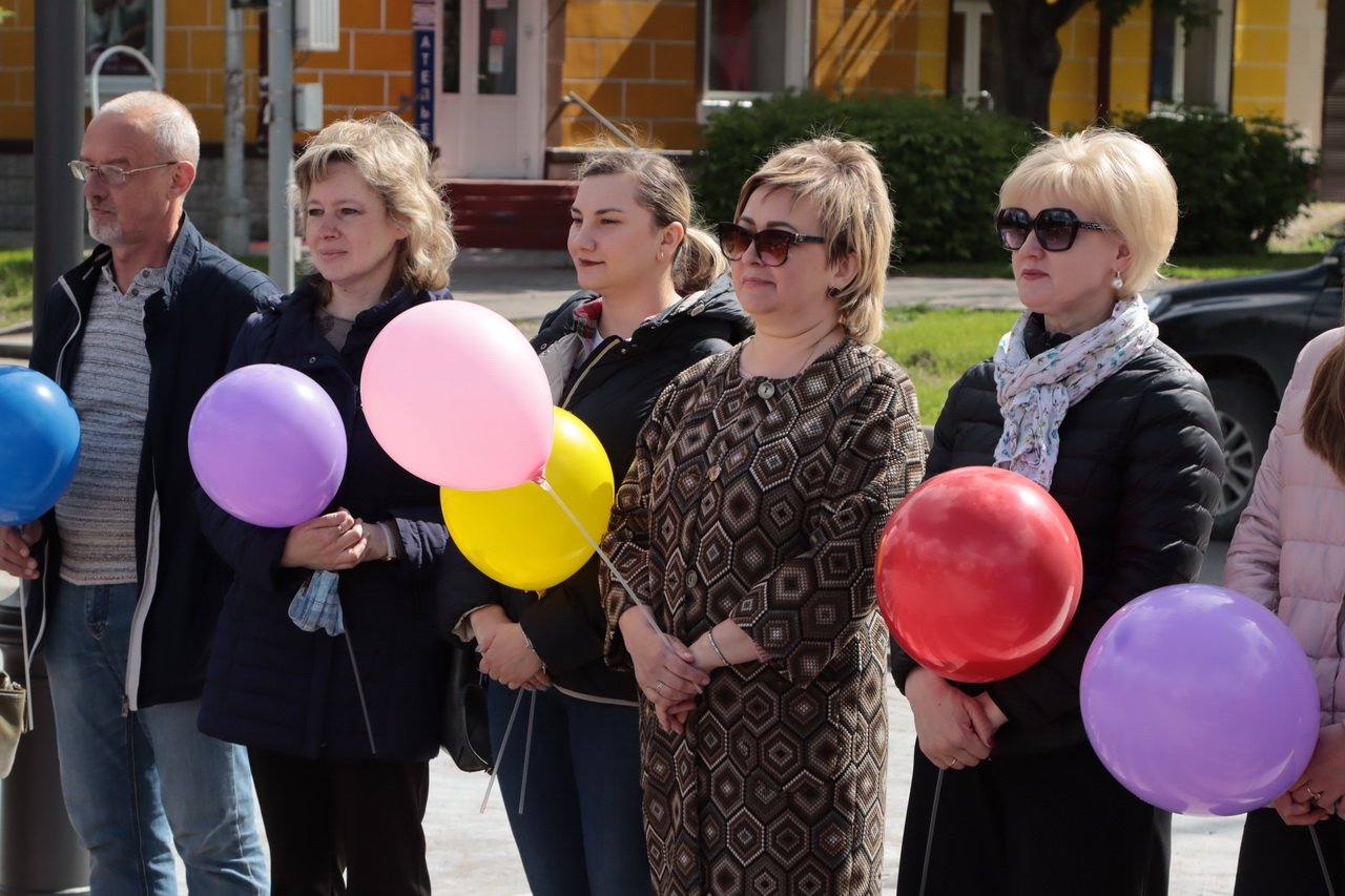 Девочка устроила в брянске. Сквер Гайдукова Брянск. Сквер имени Фокина Брянск. Сквер Игната Фокина Брянск. Открытие сквера Игната Фокина Брянск.