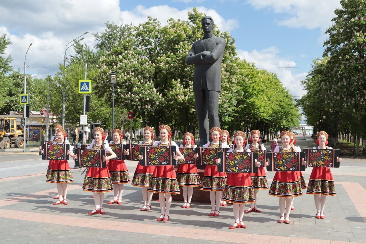 Фото брянск фокинский. Сквер Фокина в Брянске. Фокинский р-н скверы им Фокина. Памятник Фокину Брянск Фокинский район. Сквер Игната Фокина Брянск.