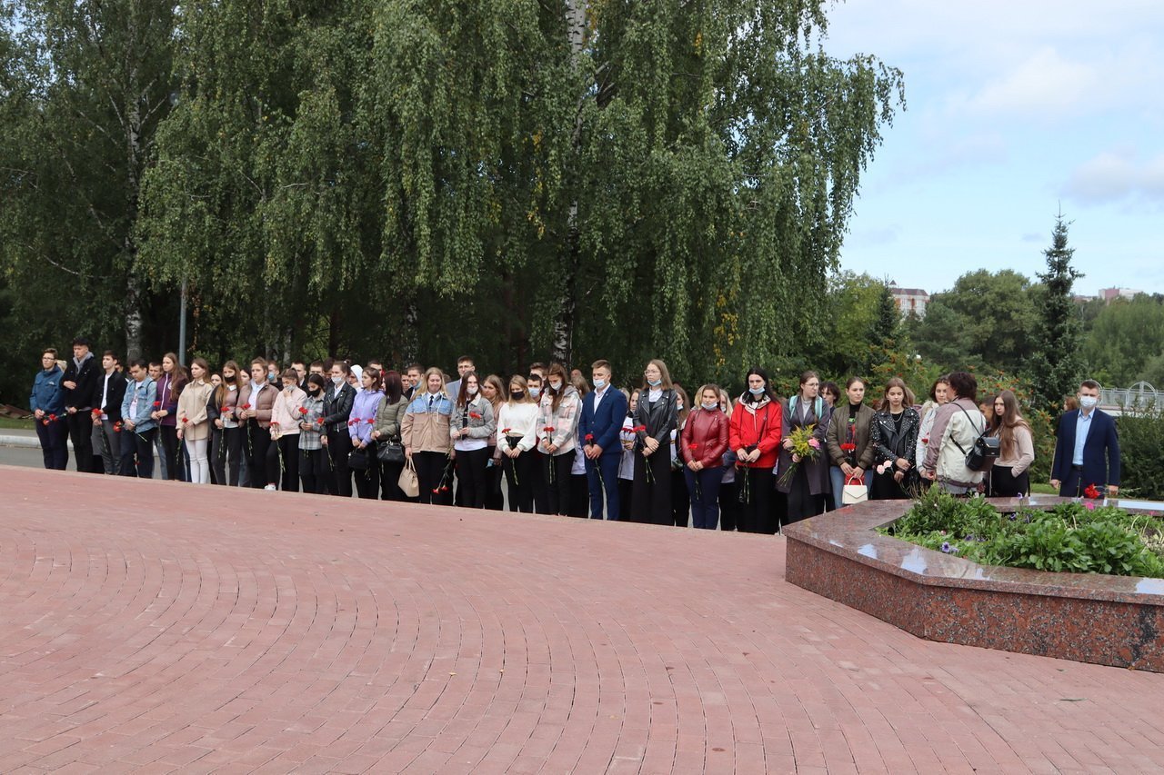 Брянская трагедия в школе. Правительство Брянской. Памятное мероприятие Брянск 03. Памятник погибшим водителям в Брянске. Школа 15 Брянск история.