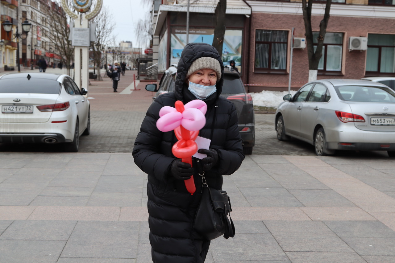 Девочка устроила в брянске. Вручение цветов женщинам. 8 Марта цветы подарки. Дарит ей цветы. Дарю цветочек.