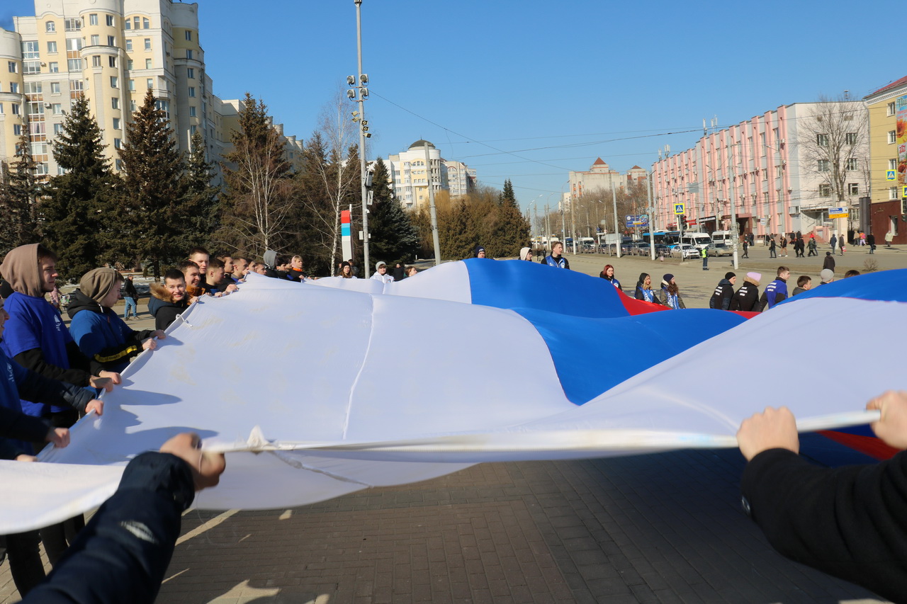 Некст на площади партизан. Сквер на Ленинградской в Мурманске флаги России. Флаг российских Партизан.