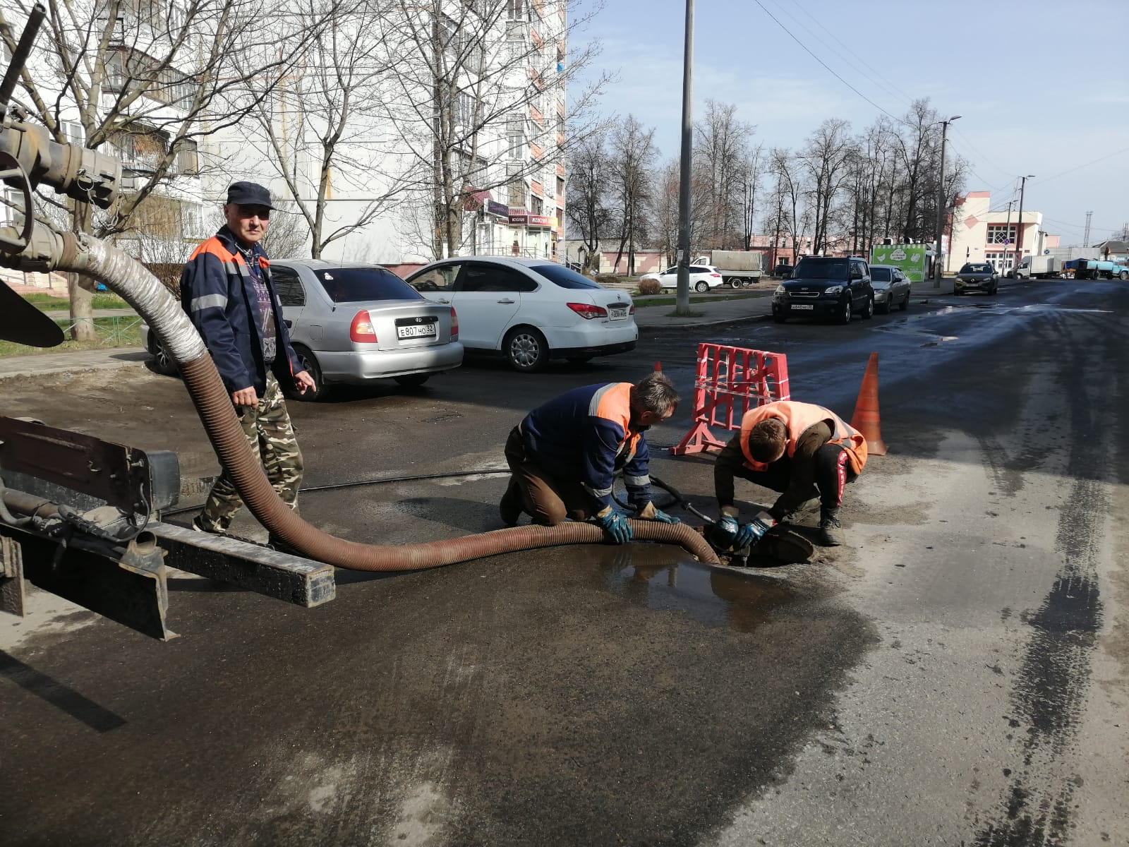 В городе ведутся работы по расчистке ливневок | 26.04.2022 | Брянск -  БезФормата