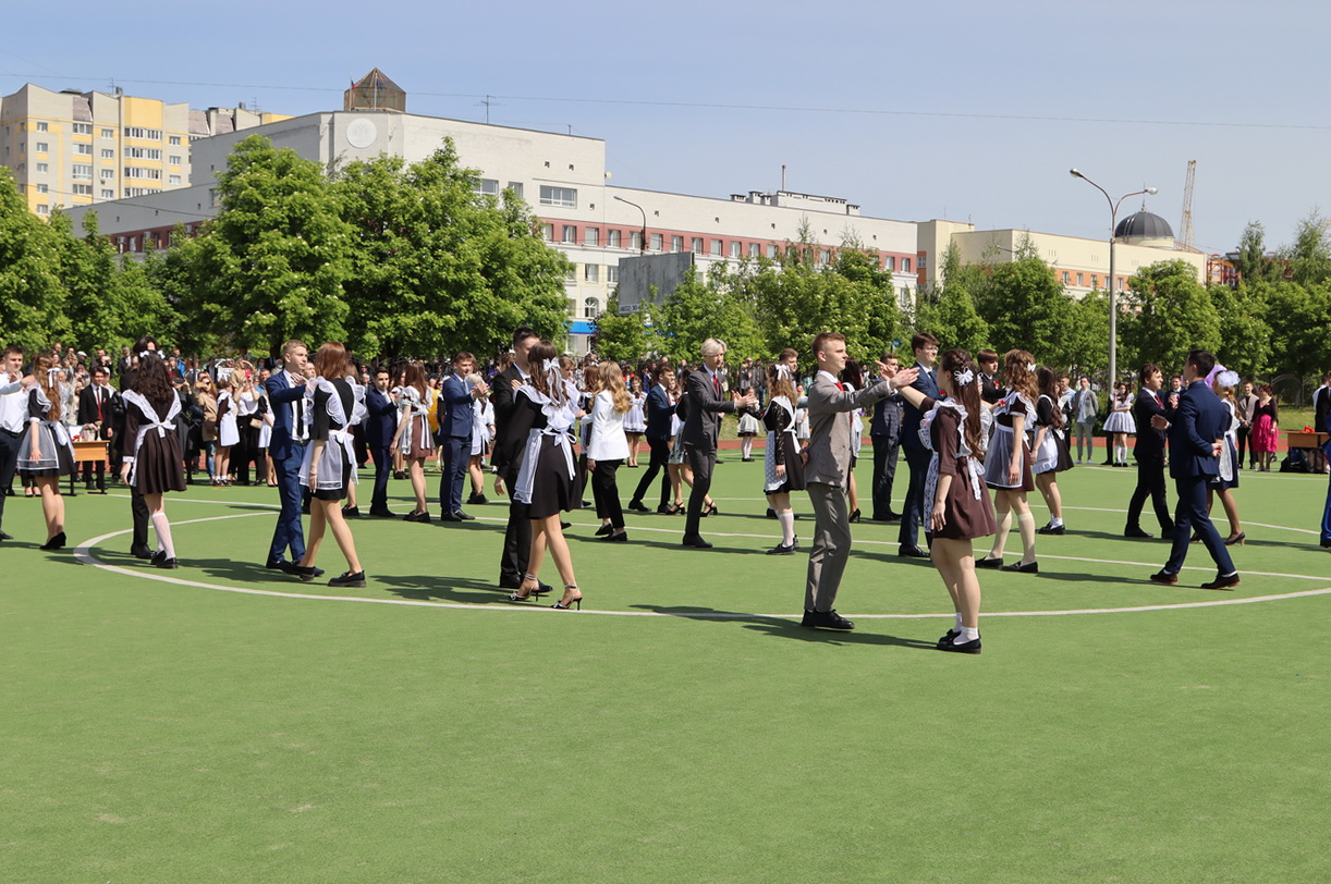 Брянская школа сегодня. Самая большая школа. Школа 71 Брянск последний звонок. Выпускники 11 класса. Лицей 1 Брянск последний звонок 2022.