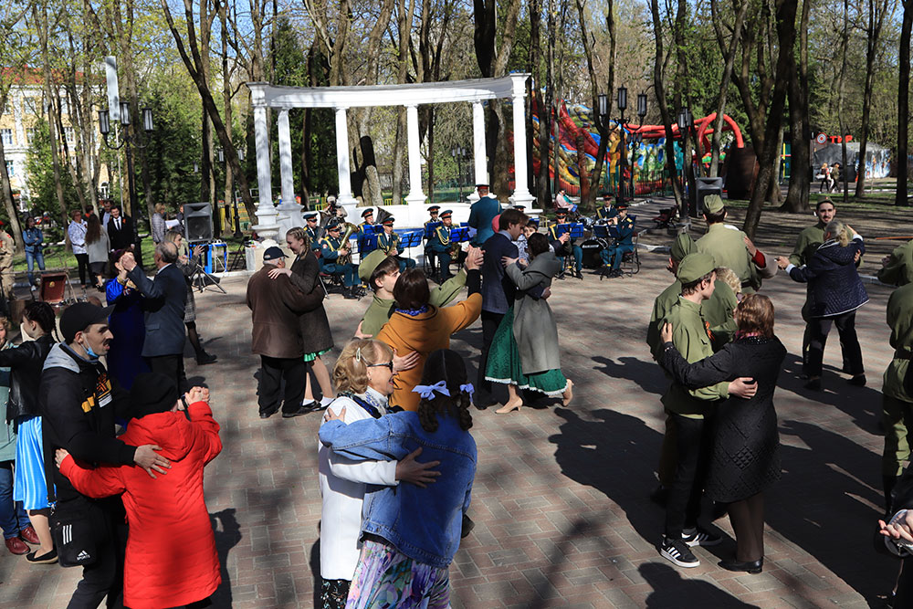 Парк толстого мероприятия. Парк праздник. Концерт в парке. Парк Горького 9 мая. День Победы Брянск.