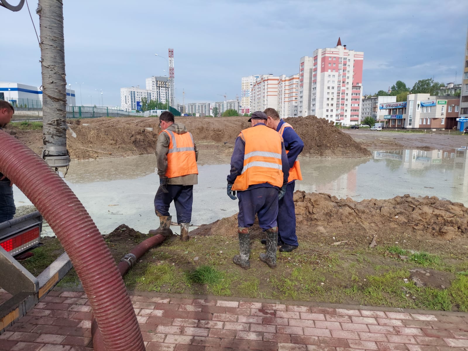 Дорожники устраняют последствия ливня | 02.06.2022 | Брянск - БезФормата