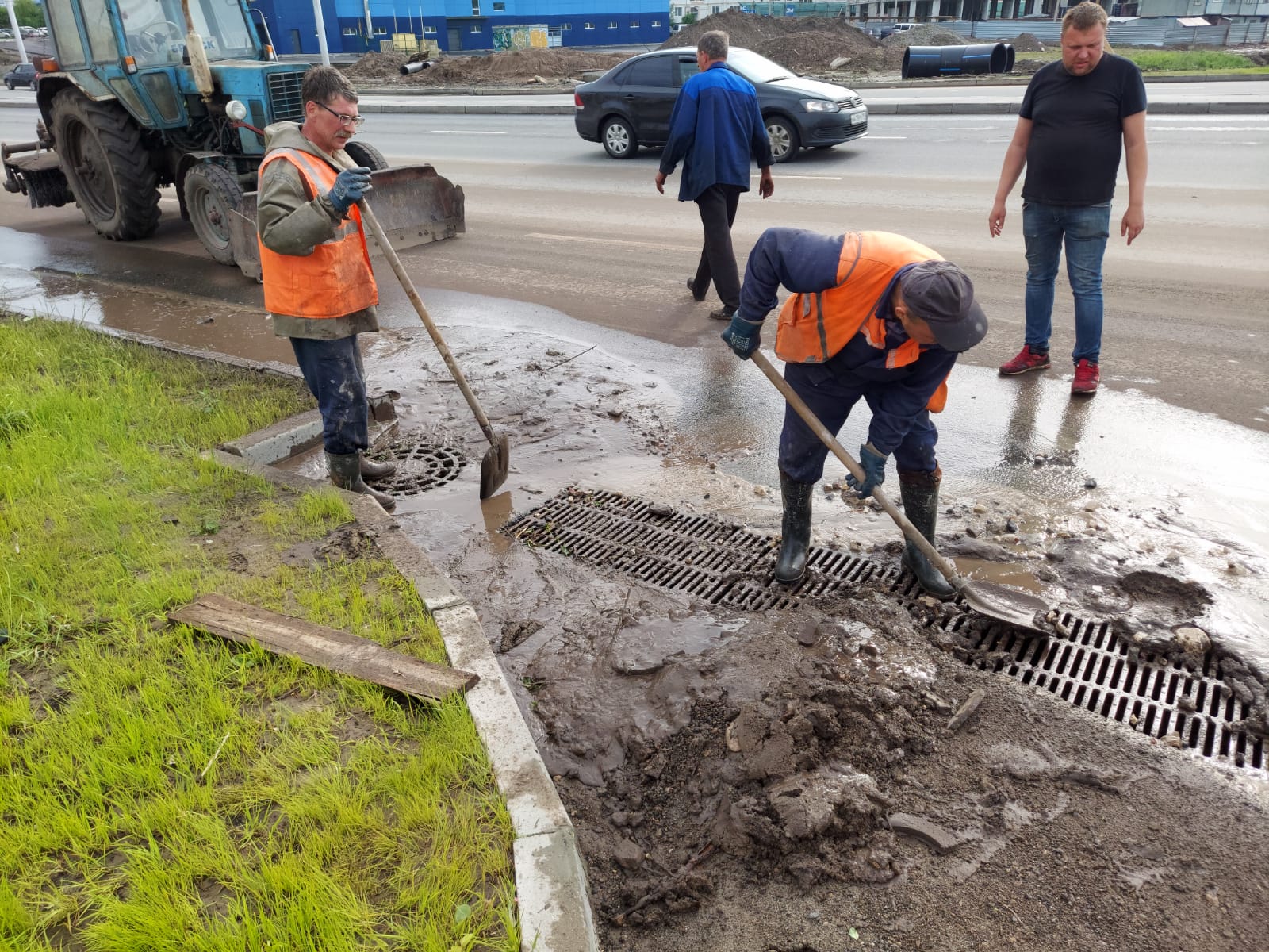 Дорожники устраняют последствия ливня | 02.06.2022 | Брянск - БезФормата