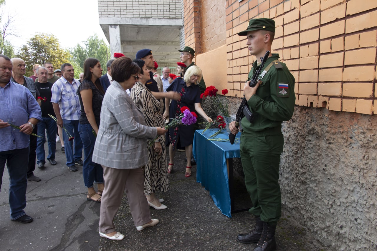 Похороны в брянске сегодня. Мармус Дмитрий Брянск похороны. Украинские военные в школе. Дмитрий Мармус Брянск погибший на Украине.