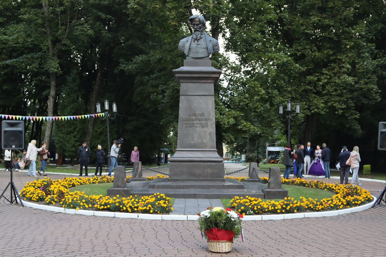 В День рождения Толстого в парке открыли три новые скульптуры | 05.09.2022  | Брянск - БезФормата