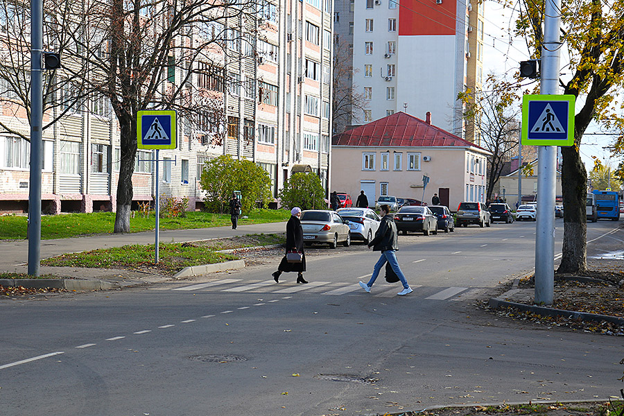 Брянская улица по городу идет